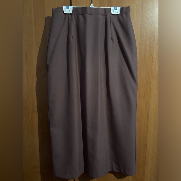 Vintage mauve women’s skirt suit. Blazer size US14 and midi skirt size US12. - Picture 3 of 3